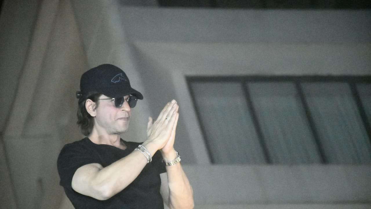 Shah Rukh Khan Begins Th Birthday Celebration By Greeting His Fans