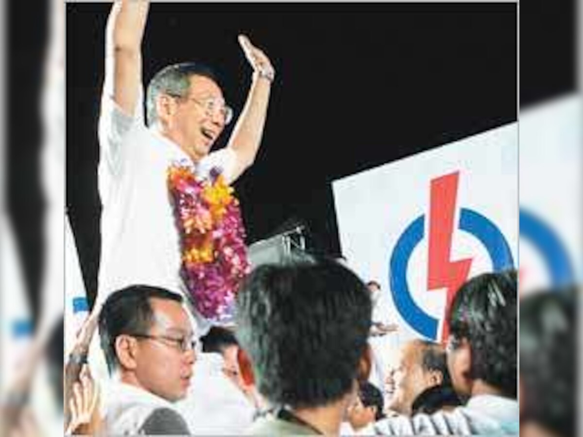 Lee wins in Singapore but issues nag