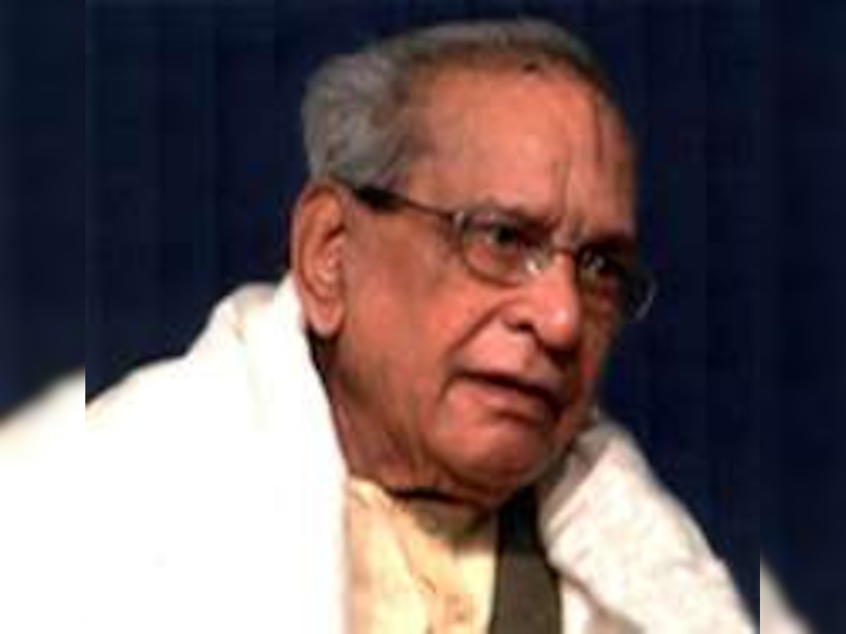 Bhimsen Joshi presented with Bharat Ratna at his residence