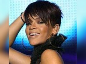 Rihanna's label demands her alleged nude photos be removed