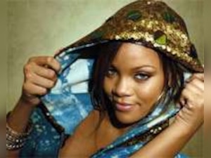 Rihanna to leak Chris Brown's nude photos as revenge