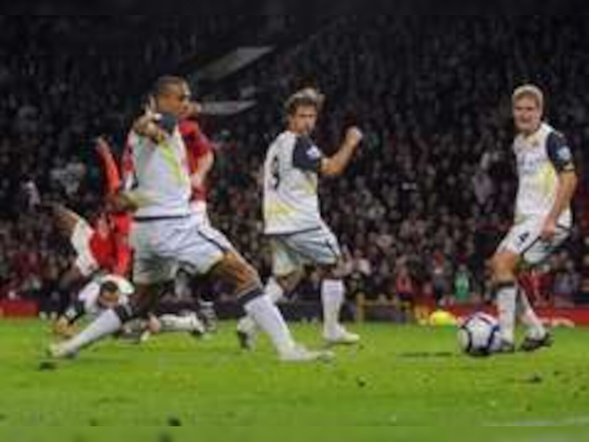 Leaders Man United saved by late Ferdinand own goal