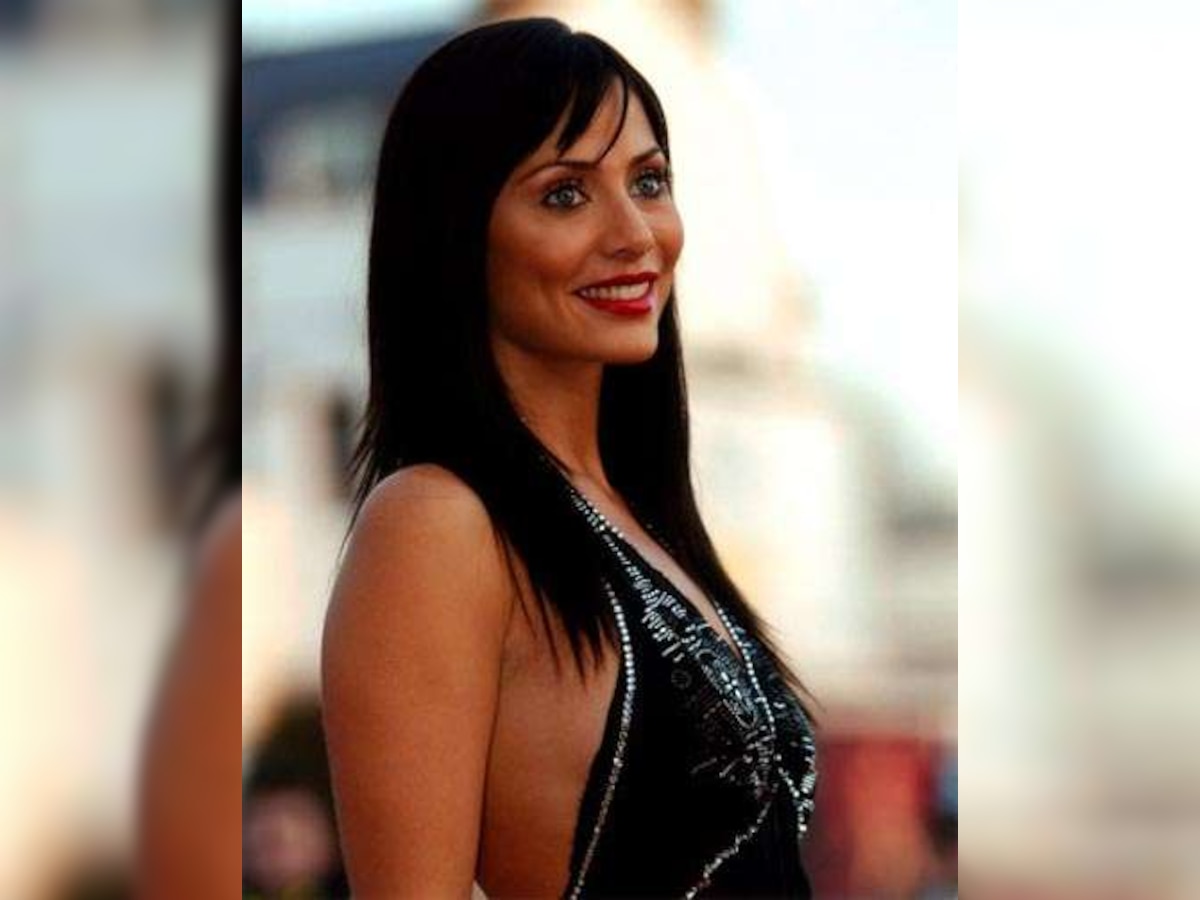 orange-bikini-clad-natalie-imbruglia-soaks-up-the-moroccan-sun