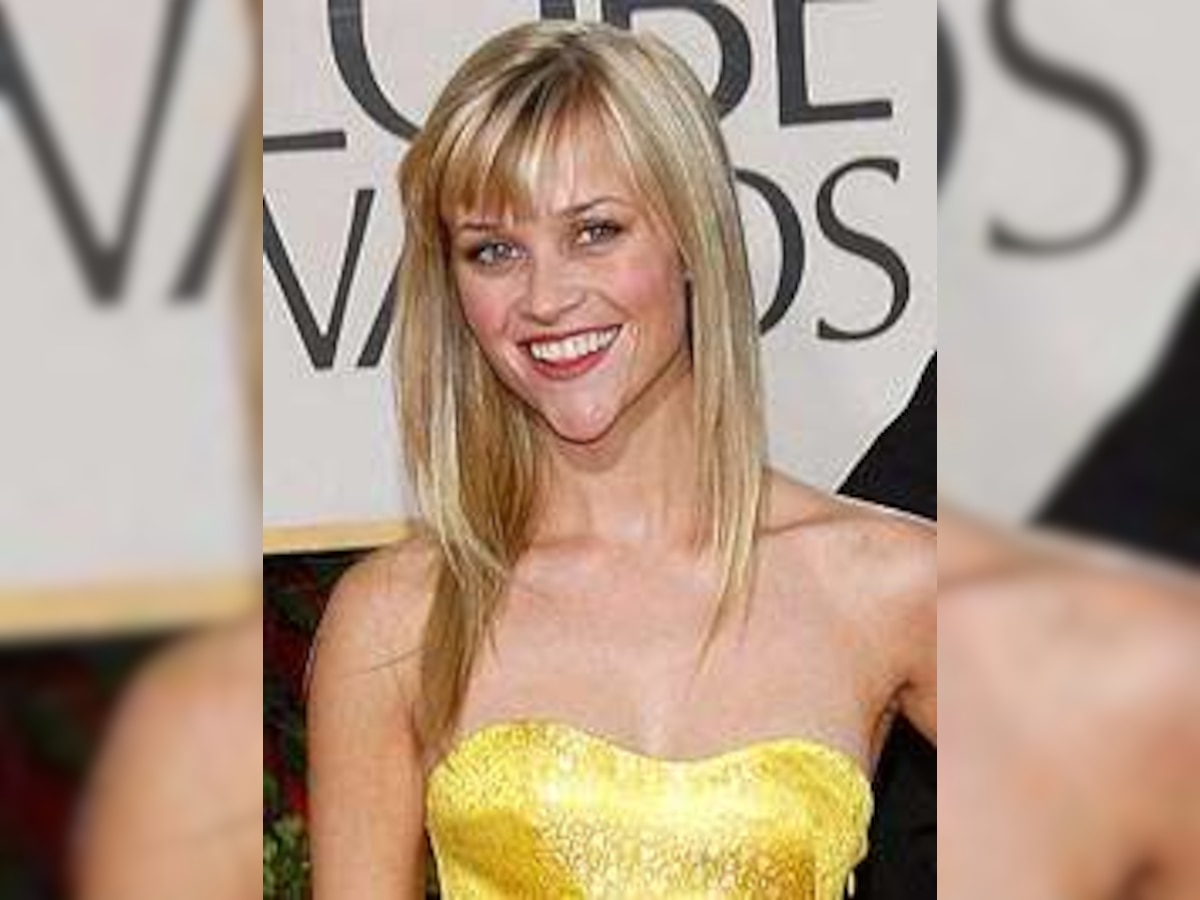 Reese Witherspoon hurts her foot