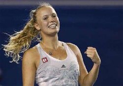 Caroline Wozniacki thrashes Shahar Peer to reach last 16 in Melbourne