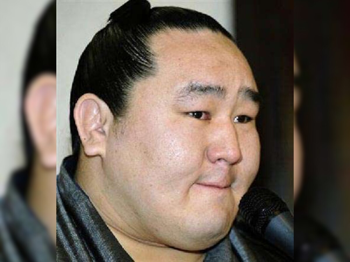 Sumo grand champion Asashoryu retires in tearful farewell