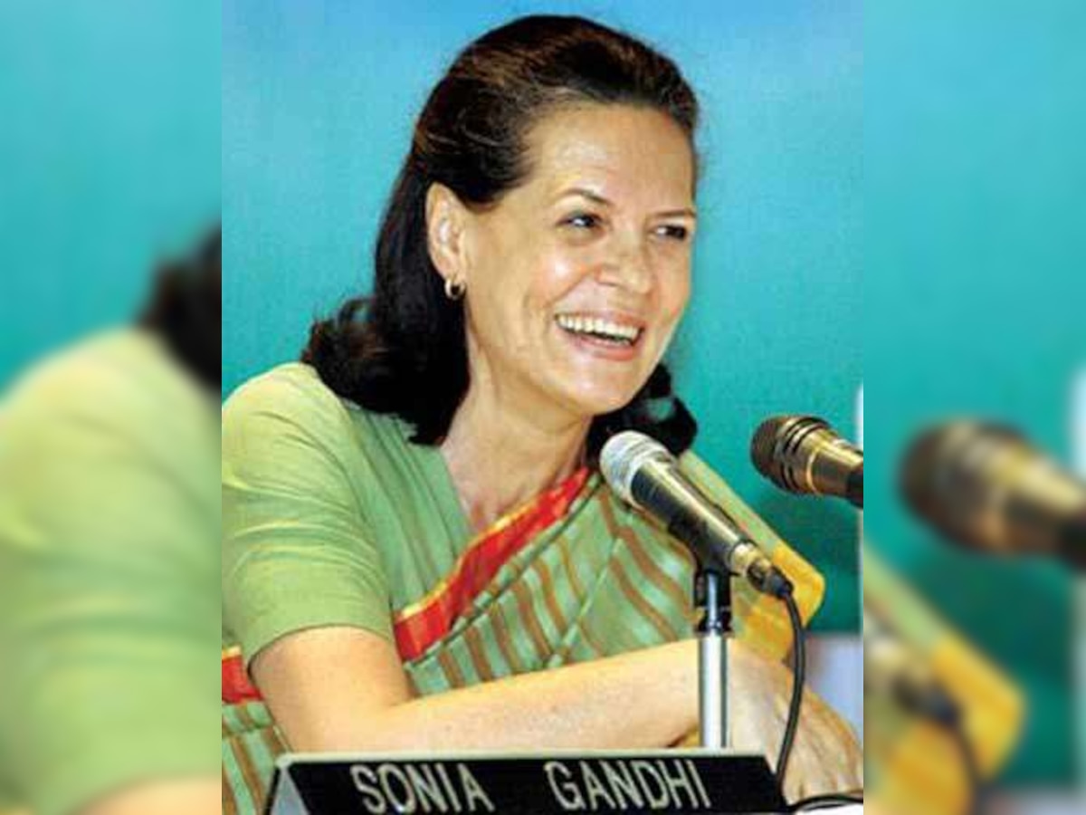 Sonia Gandhi discusses strategy in Parliament over Tharoor issue