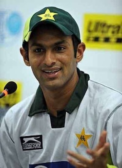 Pak sports minister seeks MS Gill’s help to recover Shoaib Malik’s impounded passport 
