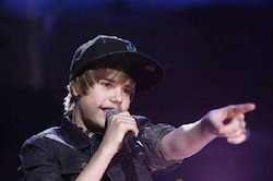 Tween star Justin Bieber urges fans to calm down