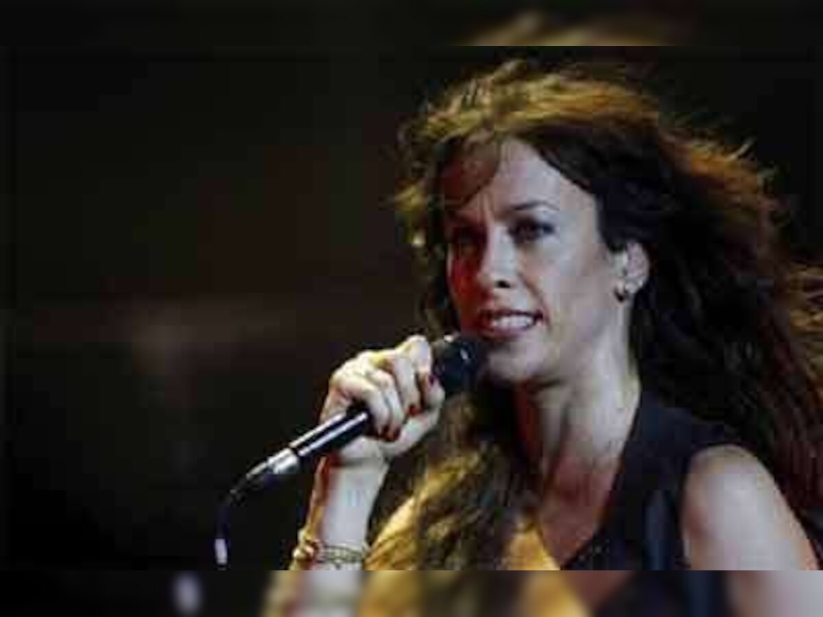 Alanis Morissette marries rapper boyfriend