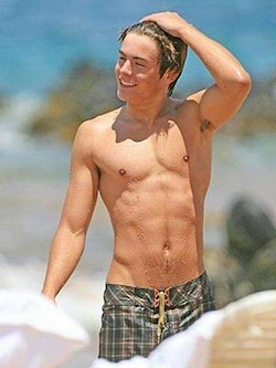Zac Efron bares his toned torso in Hawaii
