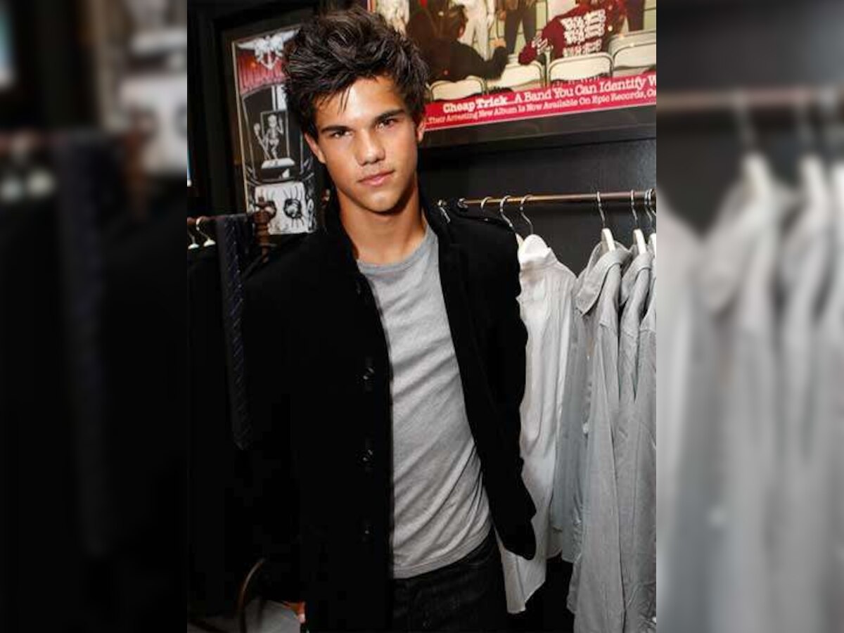 Taylor Lautner still lives with his parents