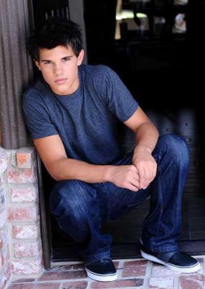 'Twilight' star Taylor Lautner puts college plans on hold(03)