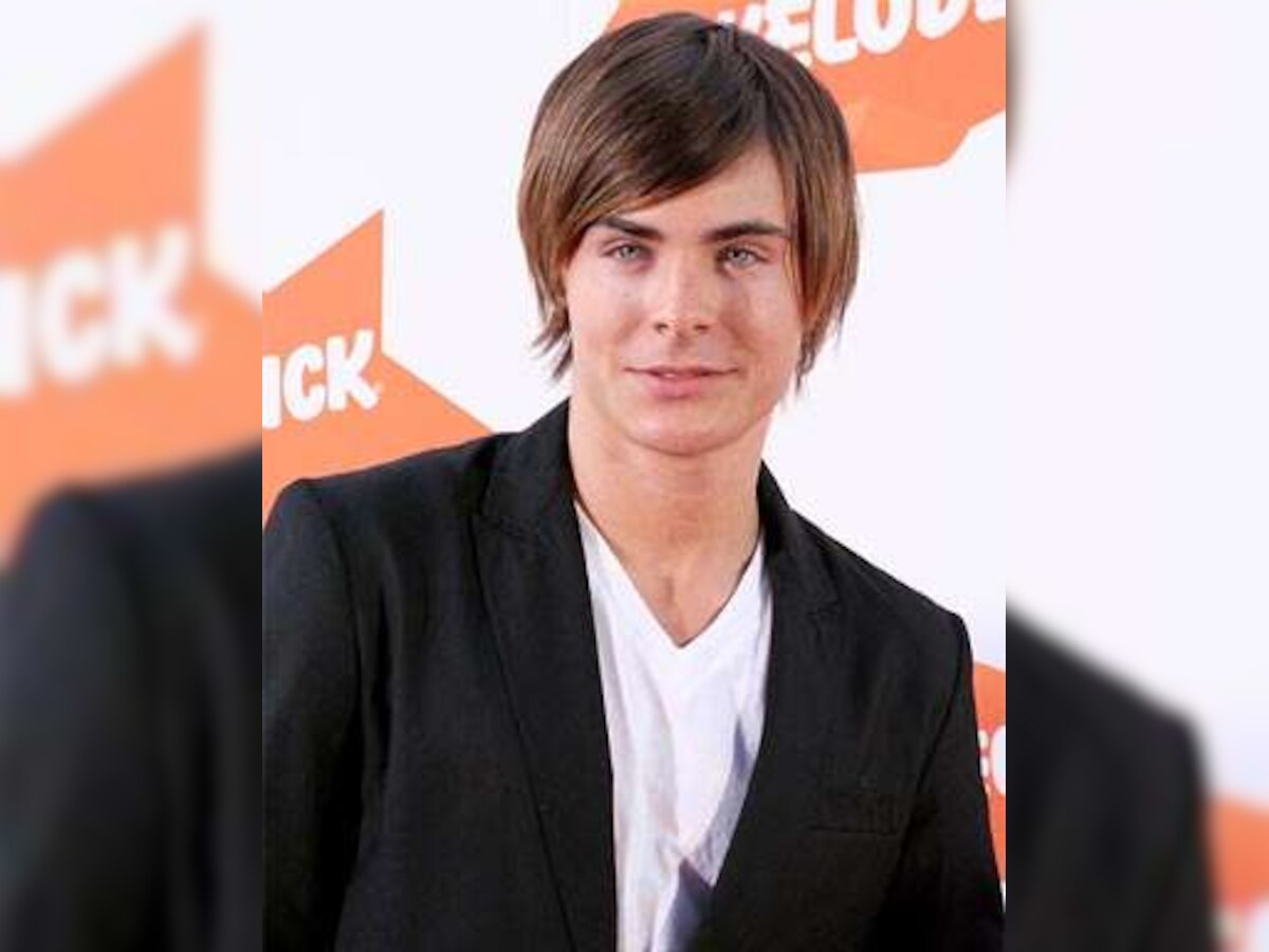 Zac Efron surprises baseball players while promoting new flick