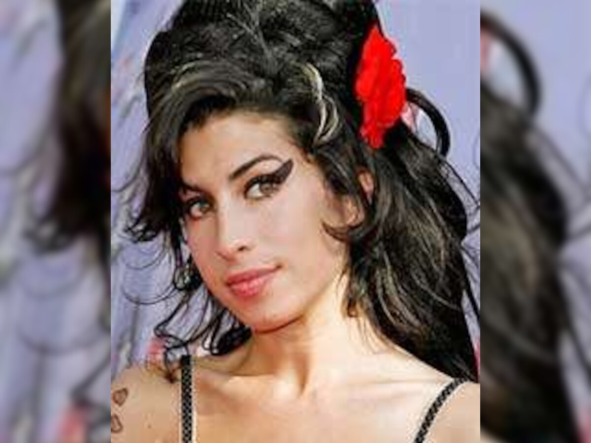 Amy Winehouse passes out after 16-hour booze bender