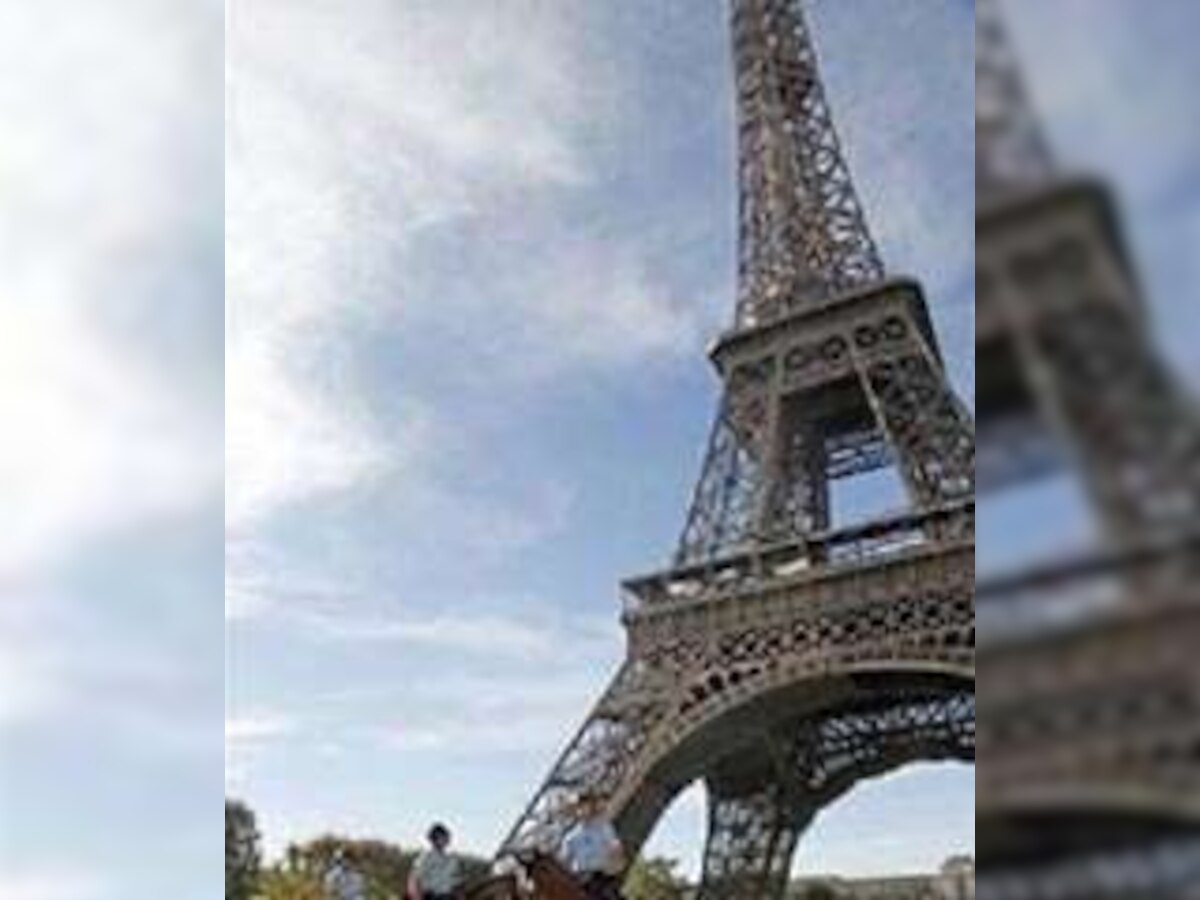 Eiffel Tower evacuated in Paris bomb alert