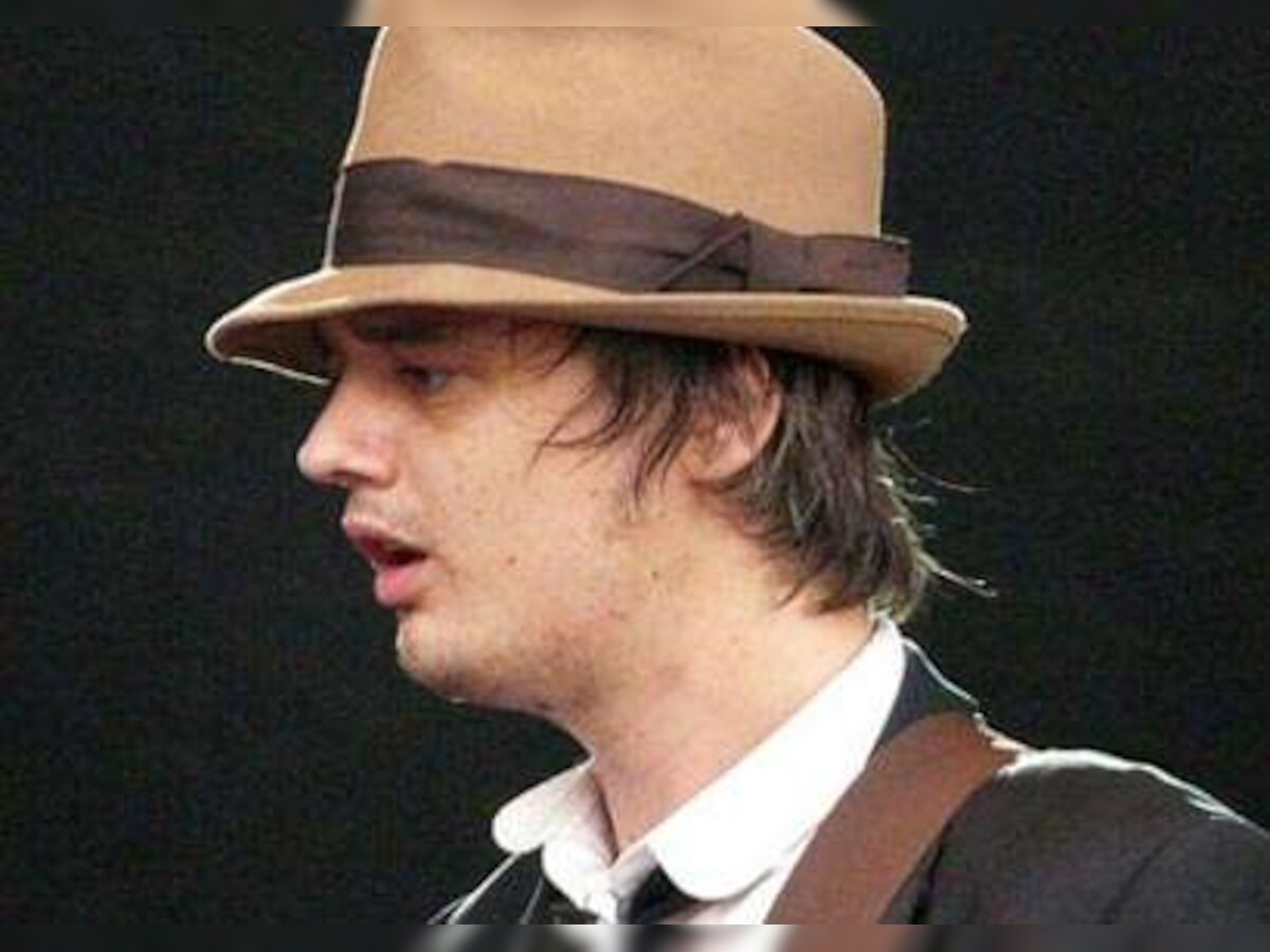 Pete Doherty moves in with Amy Winehouse