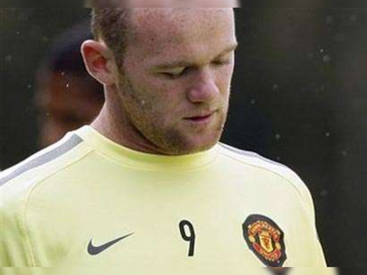 Wayne Rooney should not move across town, say Man City fans