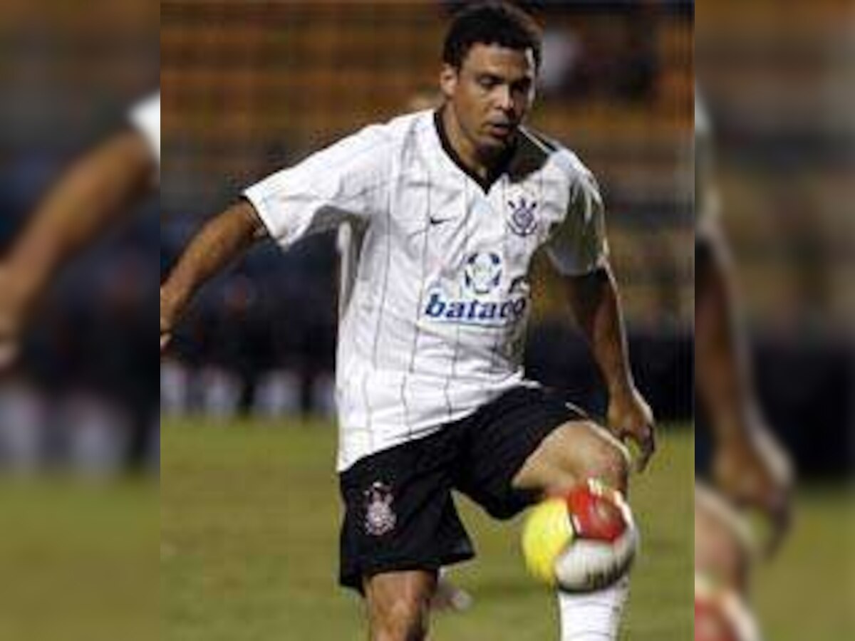 Ronaldo penalty puts Corinthians on top