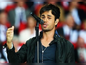 Enrique Iglesias kisses fans on stage when he's in 'good mood'