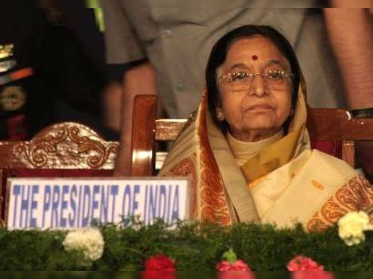 President Pratibha Patil congratulates Sachin Tendulkar