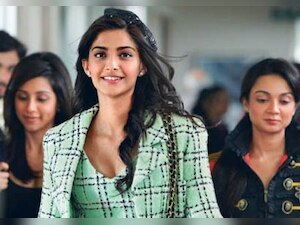 Vivid fashion unfurls in Hindi films in 2010