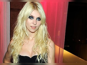 Taylor Momsen thinks Glasgow is in England