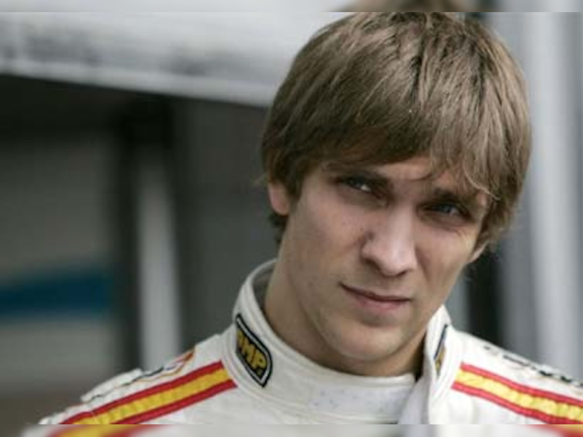 Vitaly Petrov to stay with Renault for two more years