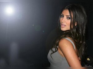 Kim Kardashian distributes toys for Christmas