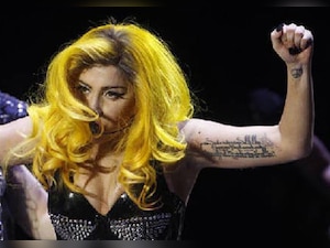 Lady Gaga posts picture of her bare butt on Twitter