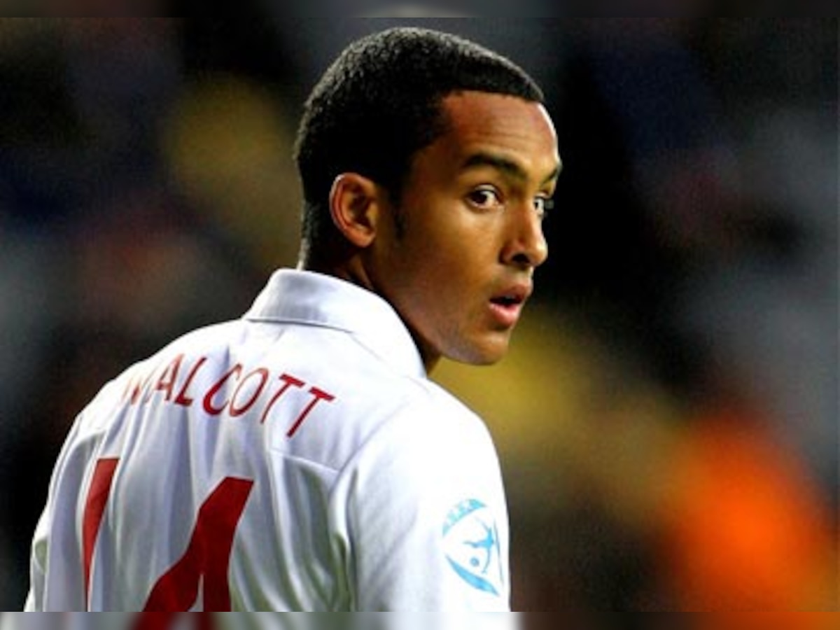 Arsenal's Theo Walcott apologises for diving