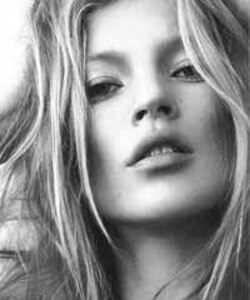 Kate Moss suffers wardrobe malfunction in Paris