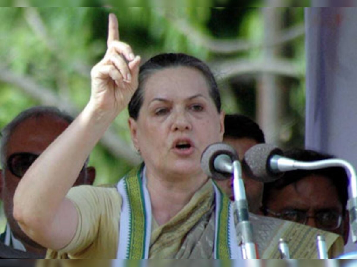 Sonia Gandhi meets Manmohan Singh, discusses Lokpal Bill issue