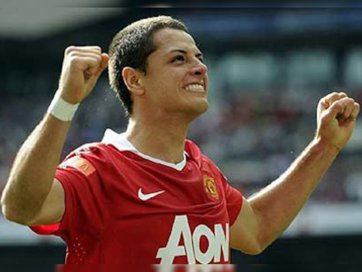 Javier Hernandez leaps late to send Manchester United nine clear