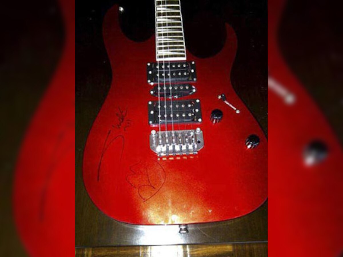 Shakira gives Venezuela's Hugo Chavez signed, red guitar