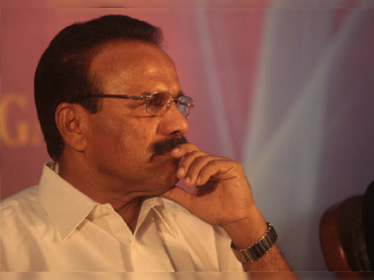 Karnataka CM Sadananda Gowda visits Yeddyurappa in hospital