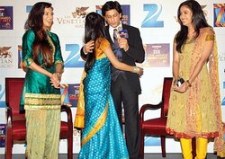 Just keep hugging me: Shah Rukh Khan 