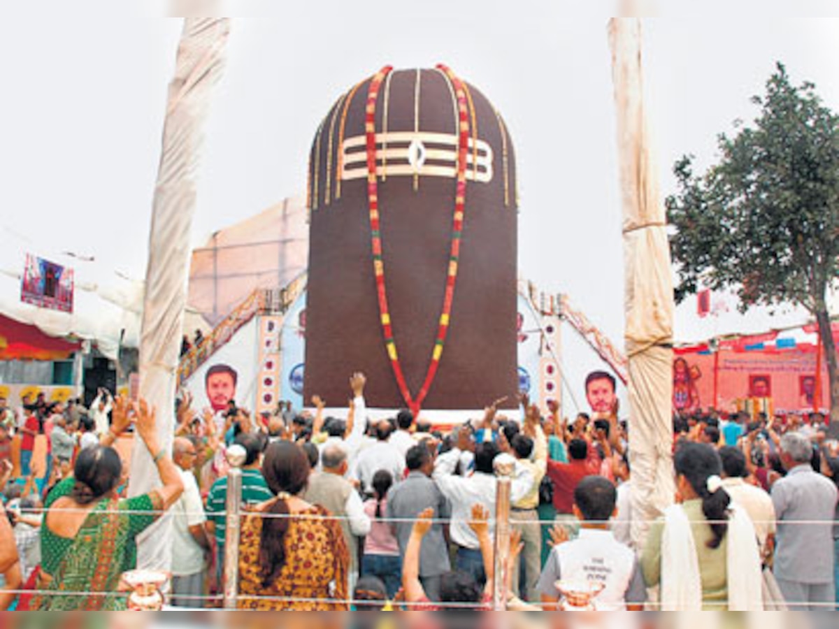 A Rudraksha 'Shivling' 31 feet high!