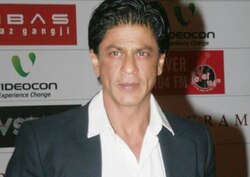 Twitter takes a dig at SRK detention incident