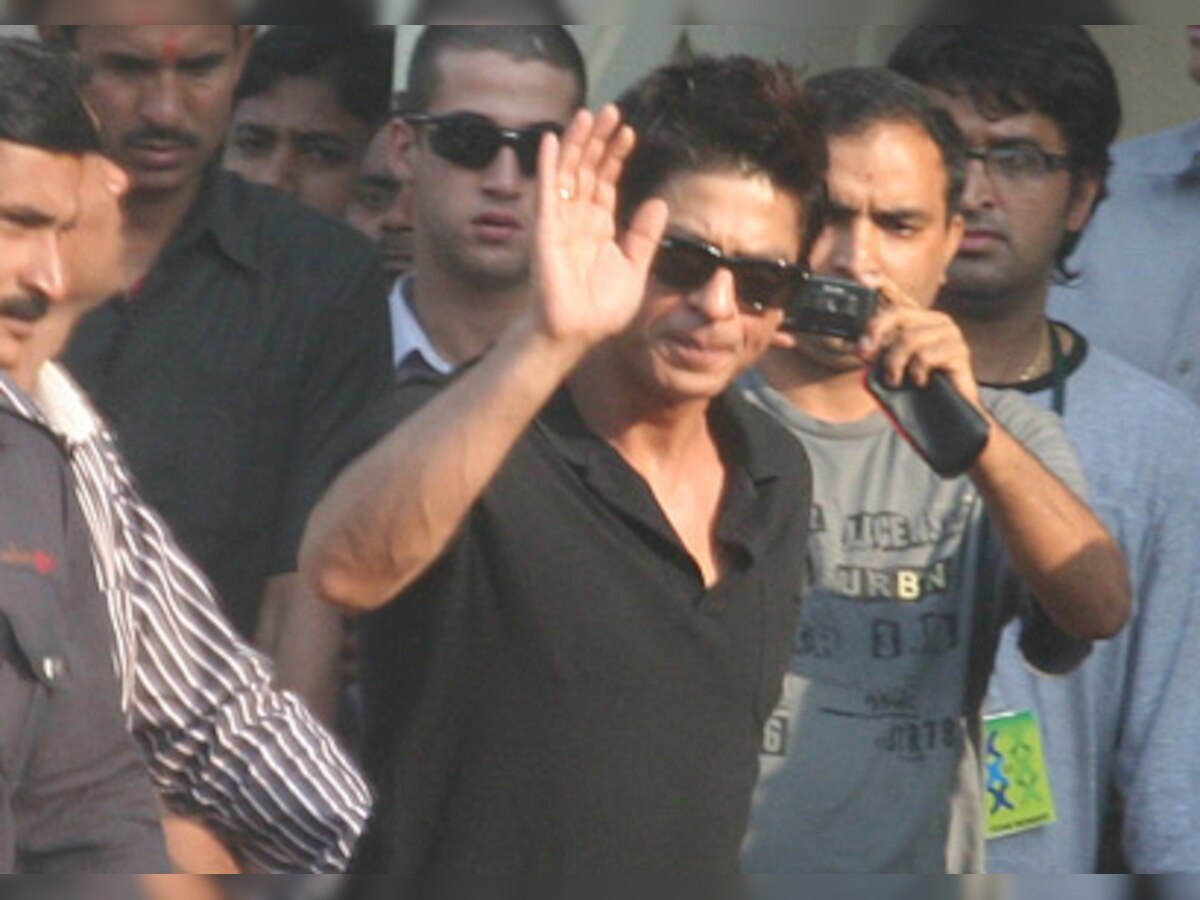 Shah Rukh Khan escapes with Rs100 fine for smoking in public