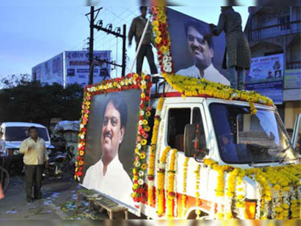 Thousands bid tearful adieu to Deshmukh; PM, Sonia lay wreaths