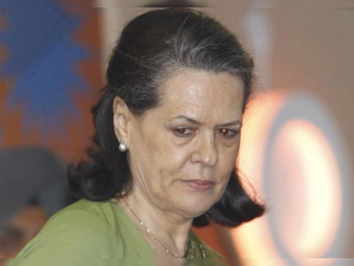 Delhi gang-rape: Sonia Gandhi meets protesters outside 10, Janpath, assures of justice