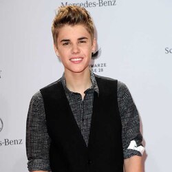Justin Bieber lands 7th place on '50 most popular women on web' list