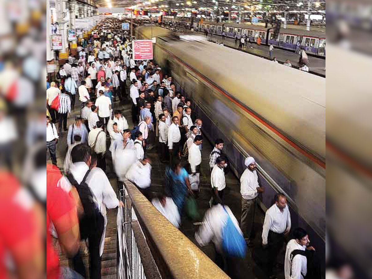 Rail fracture between CST and Masjid leaves Central Railway trains running late