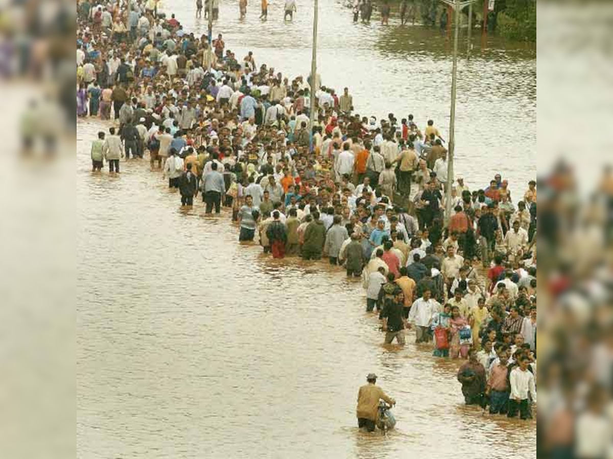 26 July, 2005: Flooded streets, crazy traffic and near darkness in Mumbai