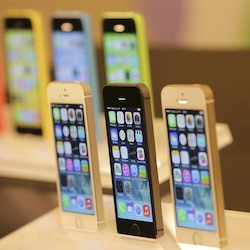 In world's biggest market, 'cheap' iPhone looks too pricey