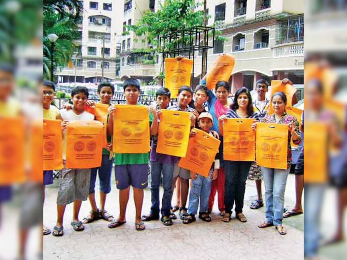 Inner Wheel Club,Airoli distributes eco-friendly bags for nirmalya