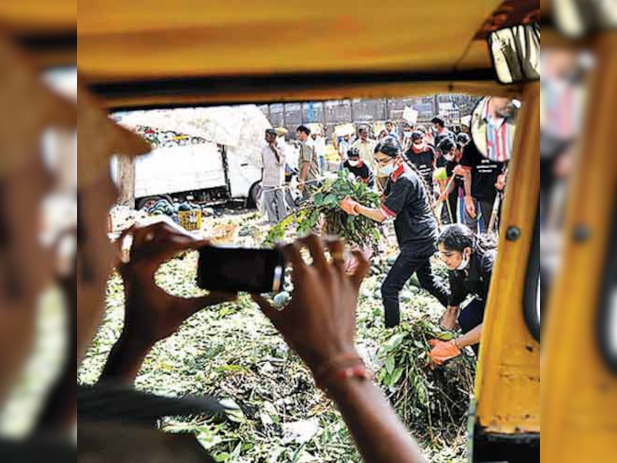 Traders slam BBMP for making students clean market