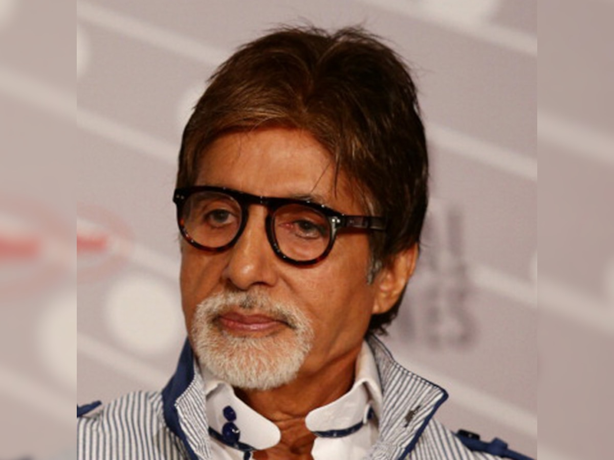 Amitabh Bachchan meets Dilip Kumar in hospital