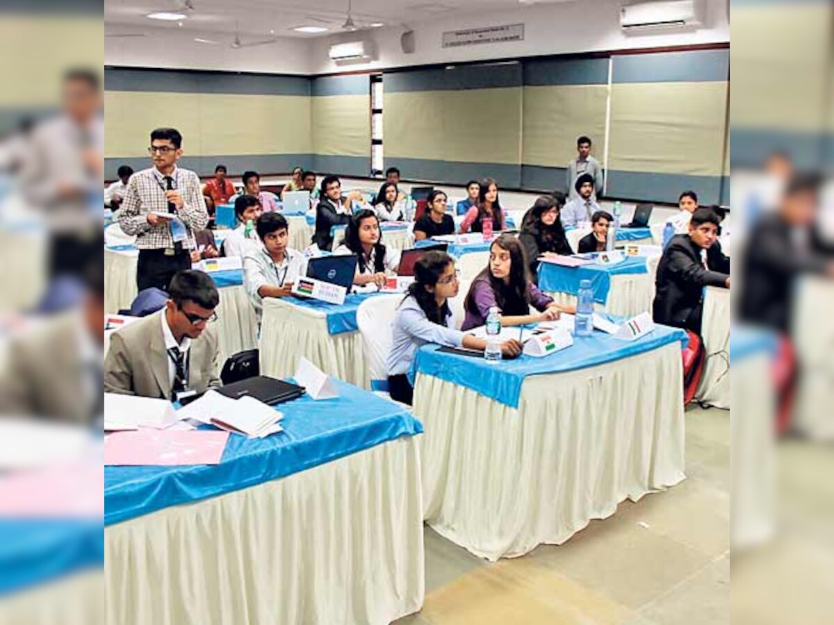 Mock UN panel debates over Syria crisis